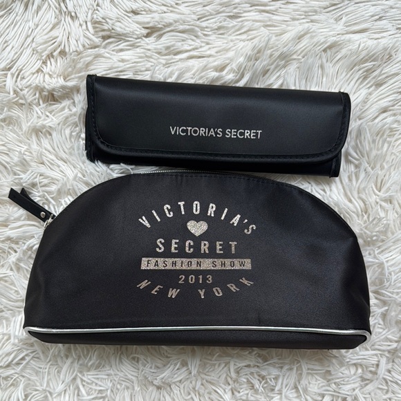 🎉HP🎉 Victoria's Secret Cosmetic Bag & Brush Set NWOT 💗 Black and Silver - Picture 7 of 15